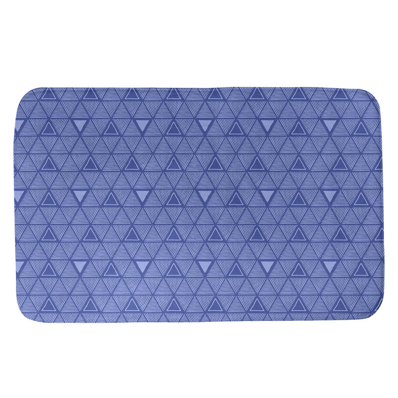 Tapis de bain géométrique à motif de triangles dessinés à la main, l 17 po x L 24 po, Marine