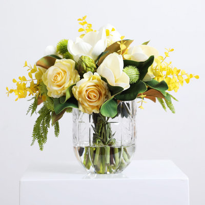 Southern Magnolia - Arrangement floral illusion d'eau de tous les jours avec rose jaune, chardon et eucalyptus dans un vase en verre Geo