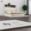 Grand lit luxueux en velours avec tête de lit haute et tablette de rangement