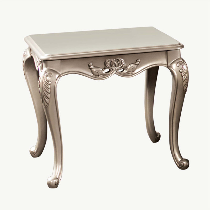 Table de bout de style traditionnel avec pieds courbés, détails sculptés, détails dorés et finition champagne élégante