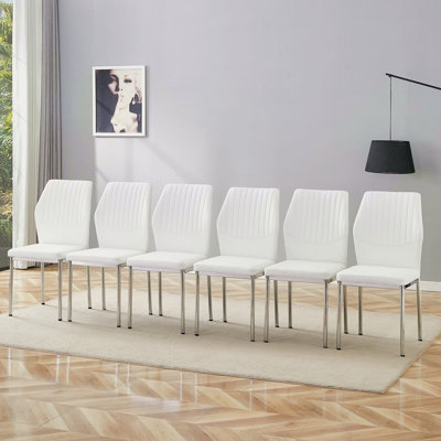 Chaise de luxe simple - ensemble de 6 chaises de salle à manger en polyuréthane à haute résilience avec pieds en métal argenté. Le dossier de la chaise a un design à rayures verticales avec des lignes lisses et uniformes.