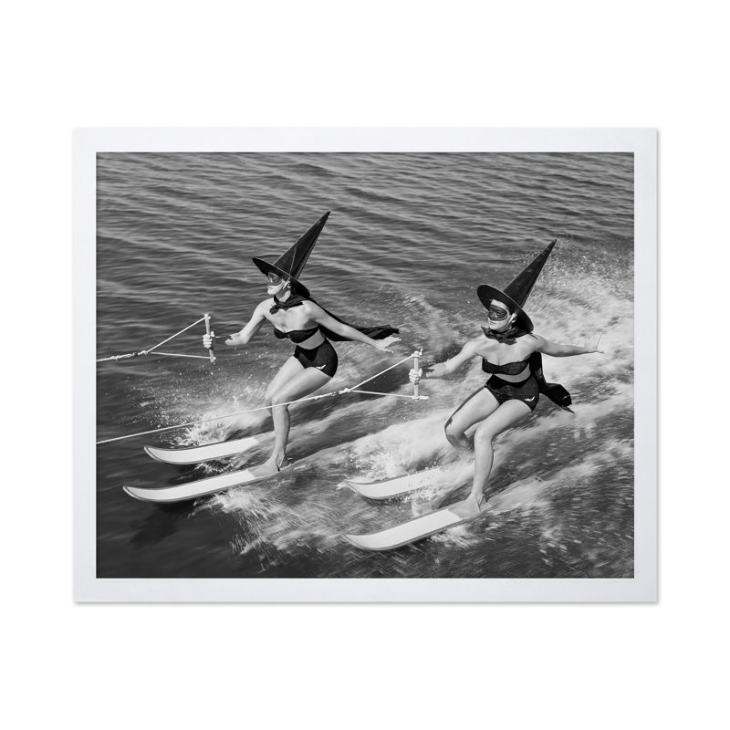 Sorcières, ski nautique, H 08 po x l 10 po, Affiche, Encadrement blanc