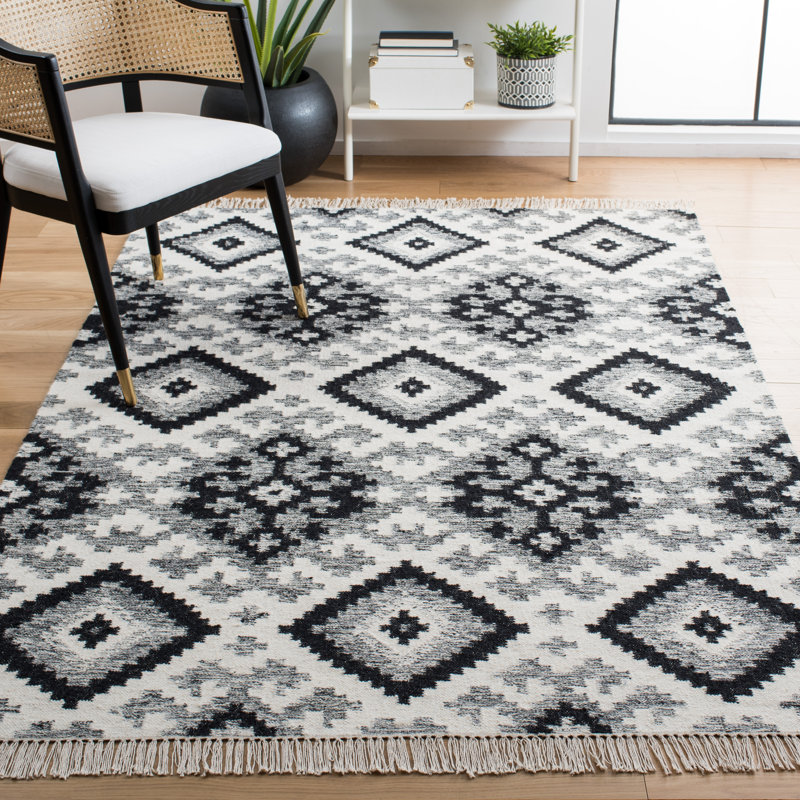 Kilim Hand Loomed Wool/Cotton Southwestern Rug in Black/Ivory, Rectangle 5' x 8'