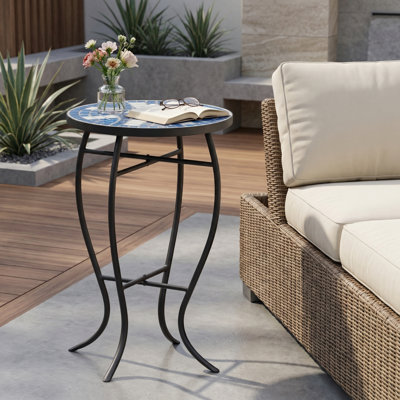 Table d'appoint d'extérieur ronde avec plateau de style mosaïque et pieds incurvés en fer, table de bout - bleu, blanc et noir mat