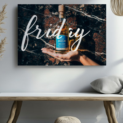 Toile «A Graceful Hand Cradles A Bottle of Don Julio Blanco», art mural Téquila, son étiquette bleue distinctive et son art mural en verre transparent