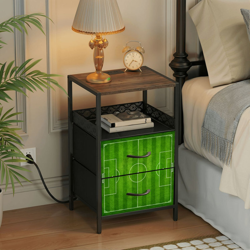 Table de chevet avec station de recharge, table de chevet à 2 tiroirs avec ports USB et prises électriques, tablette ouverte, table de chevet noire pour chambre ou salon. Motif imprimé sur le terrain de football vert avec zones de but.