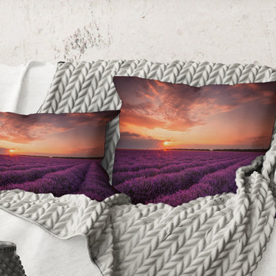Carré, lever de soleil et nuages dramatiques au-dessus du champ de lavande - coussin décoratif imprimé campagne