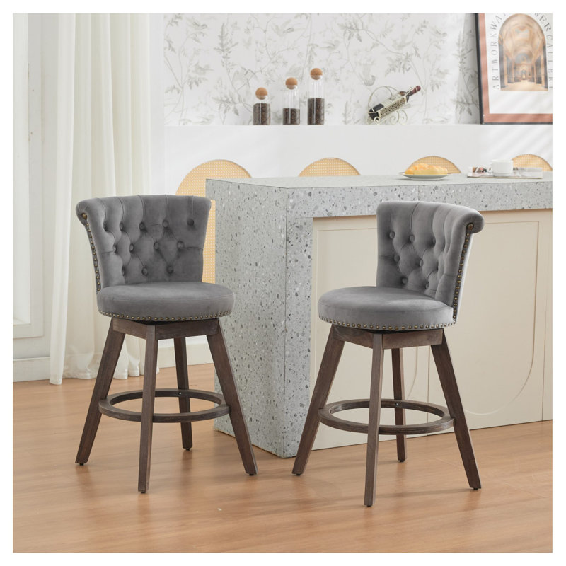  Ensemble de 2 tabourets de bar 26 po à hauteur de comptoir 26 po, 360 掳 avec tabourets pivotants à dossier et bordés de boutons touffetés à la main, velours rembourré sur pieds en bois, gris