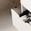Meuble de salle de bain moderne suspendu de 61 cm (24 po), comptoir en pierre frittée blanche, un tiroir avec motif 3D de style français et fermeture amortie, sans bonde, robinet silencieux à panneau rayé
