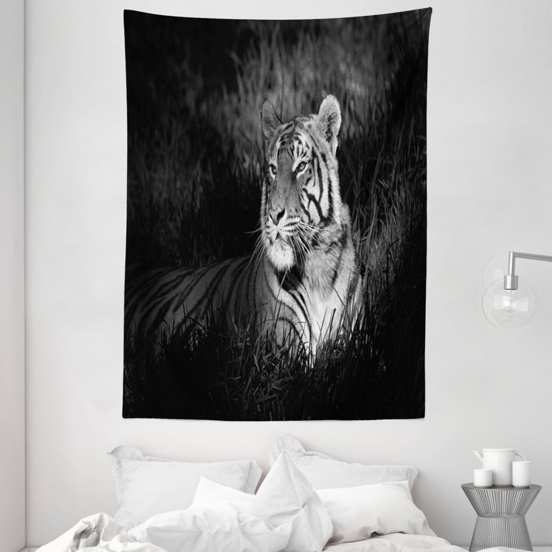 Tigre en polyester couché dans l'herbe, H 80 po x l 60 po