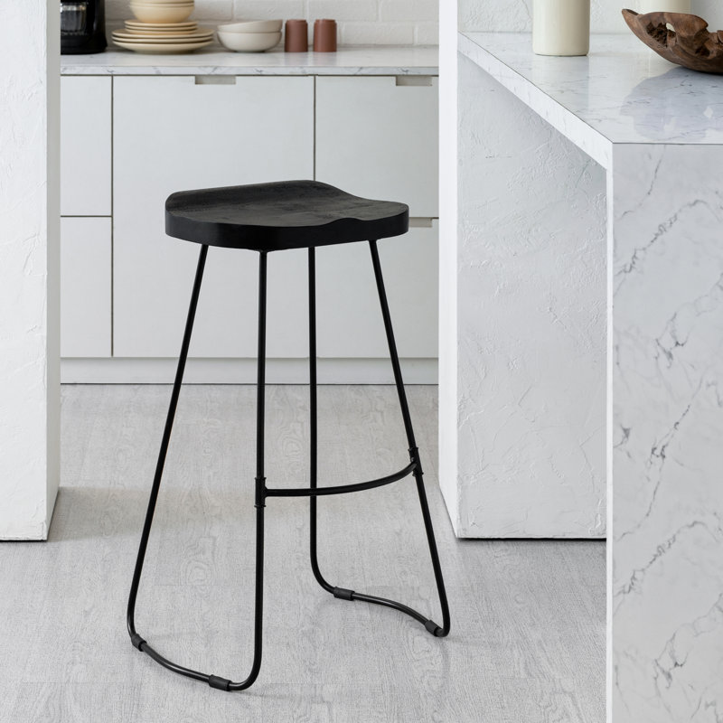 Tabouret de bar et de comptoir Geonna en bois massif, style selle, avec repose-pieds, Noir