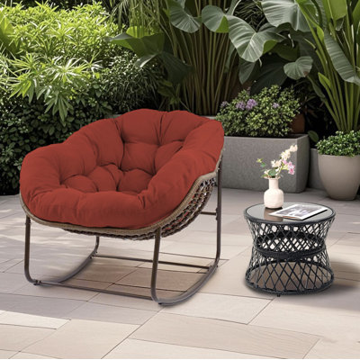 Chaise berçante d'extérieur en rotin avec coussins et table basse en rotin Ladena