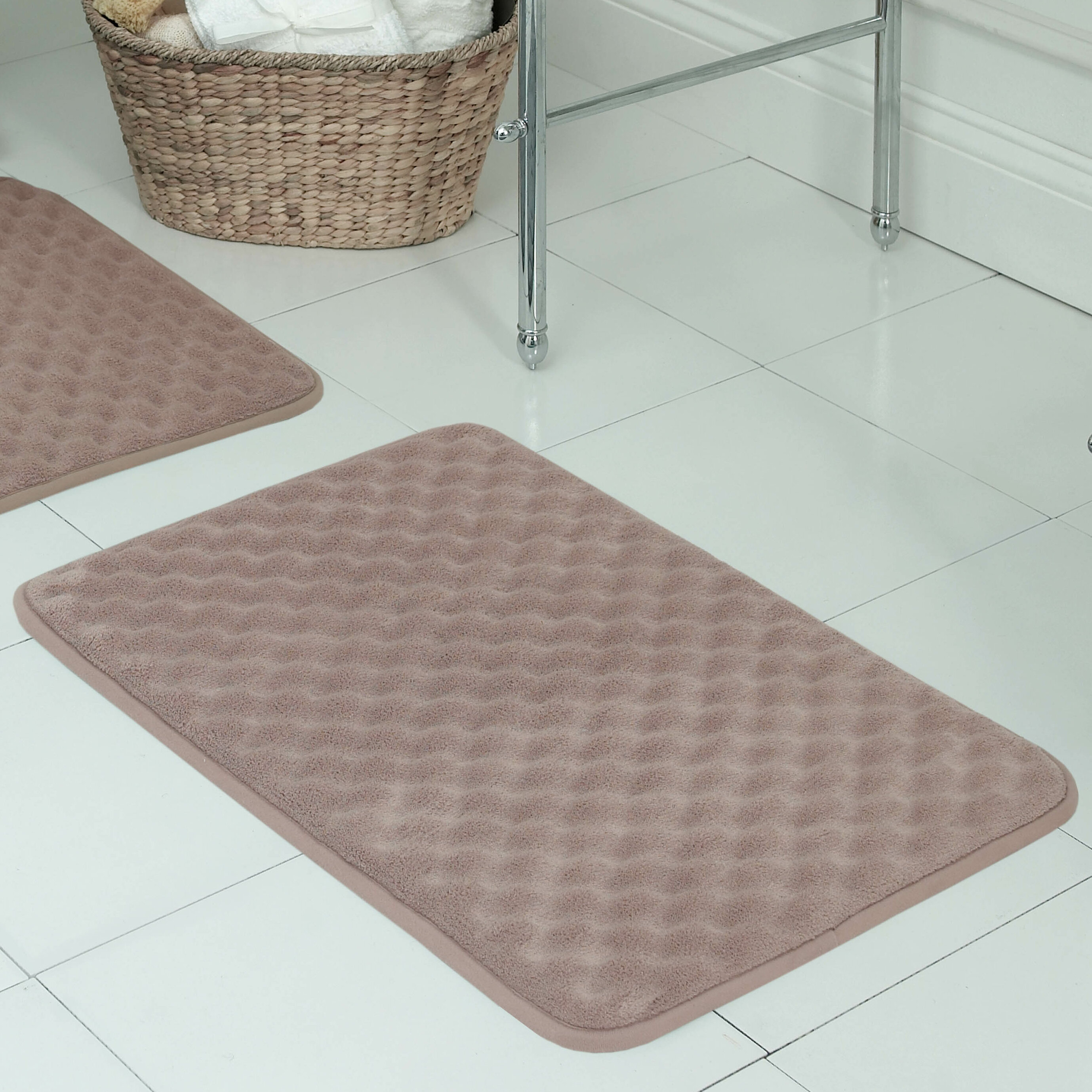 https://assets.wfcdn.com/im/39870353/compr-r85/2921/29213312/witmer-memory-foam-bath-rug-with-non-slip-backing.jpg