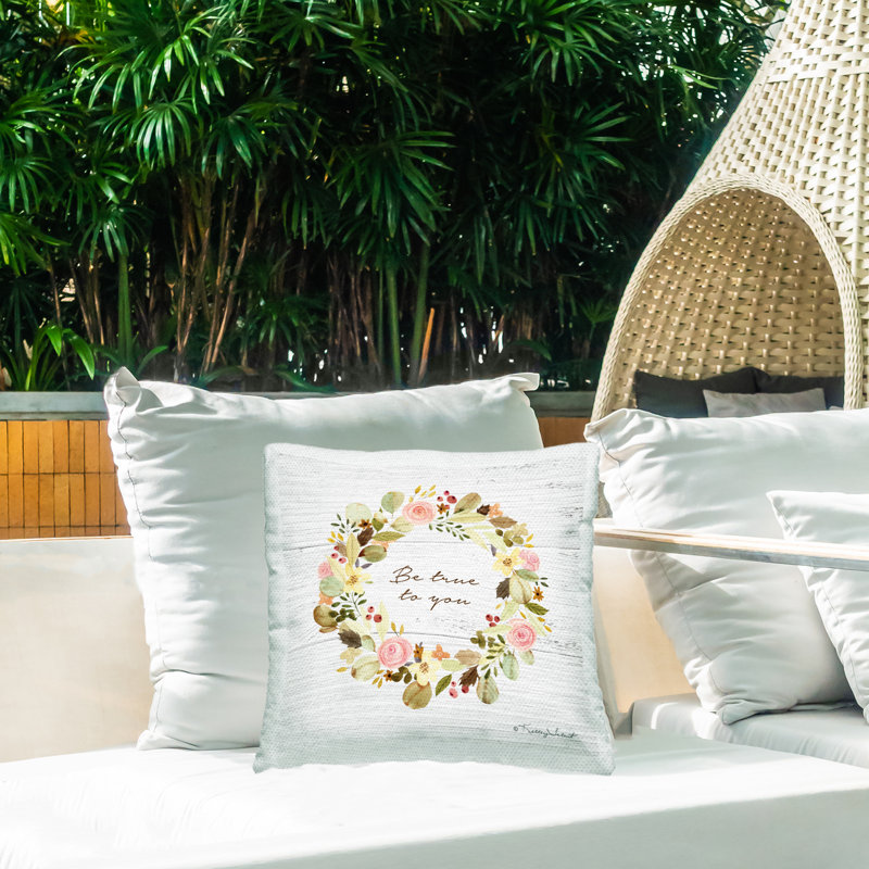 Coussin d'extérieur Be True To You Rose Wreath par Kelley Talent