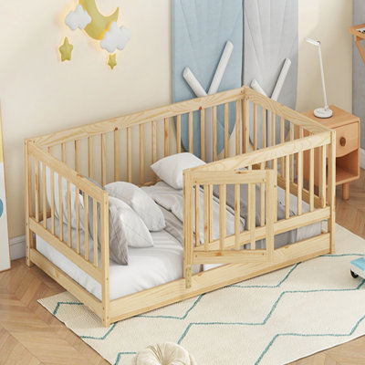 Lit simple Montessori avec lattes, clôture et porte pour enfants, fabrication robuste en bois de pin, conception multifonctionnelle