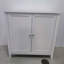 Armoire de rangement Mid-Century moderne à deux portes avec boutons argentés, idéale pour le salon, la cuisine et l'organisation de la salle de bain
