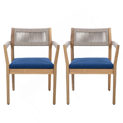 Ensemble de 2 chaises de salle à manger en bois d'acacia tressé - aspect teck avec corde beige et coussins bleu marine, meubles de patio toutes saisons pour le jardin, la piscine et la cour (durables et élégants)
