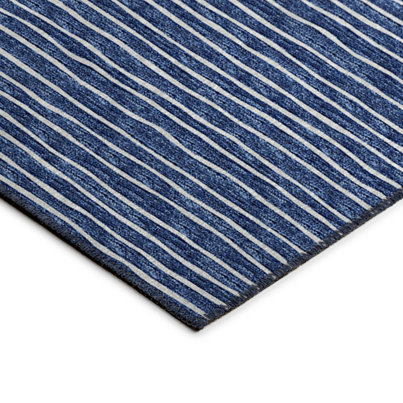 Tapis bleu marine intérieur / extérieur en polyester tissé à la machine Loreen, Rectangle 1 pi 8 po x 2 pi 6 po