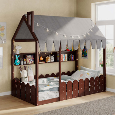 Lit de plancher sur le thème de la maison avec barrières de sécurité, tablettes de rangement intégrées et système d'éclairage de tente fantaisiste
