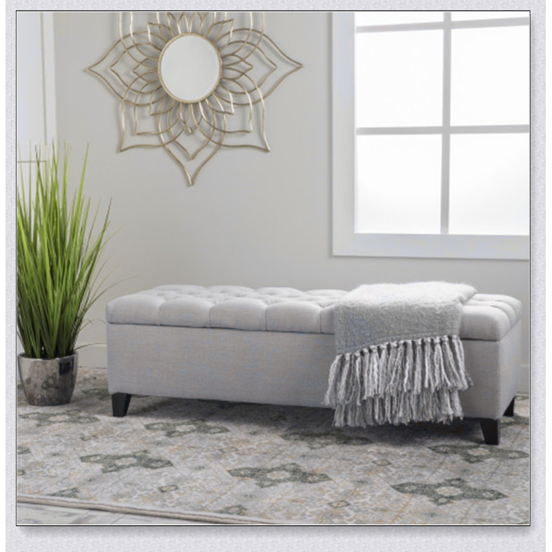 Repose-pieds capitonné et cousu à losanges, parfait pour les sièges supplémentaires et le rangement caché dans n'importe quelle pièce.