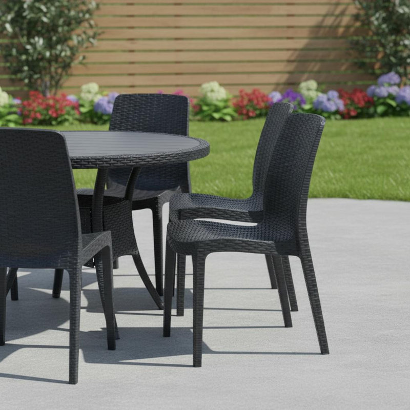 Ensemble de quatre chaises de salle à manger d'extérieur empilables en plastique noir