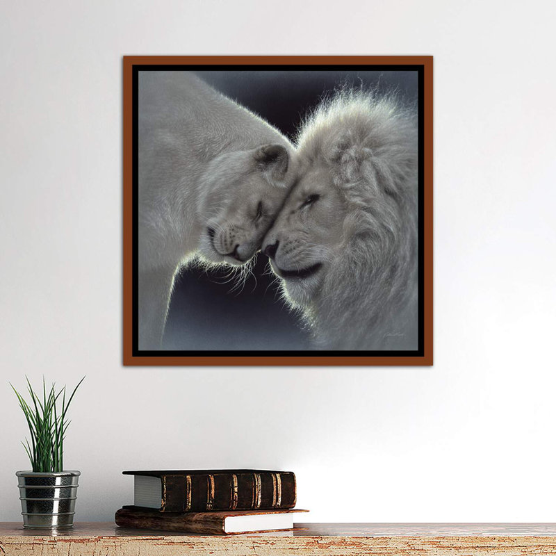 «White Lion Love» par Collin Bogle Print, H 26 po x l 26 po x P 1,5 po, Toile avec cadre en bois classique