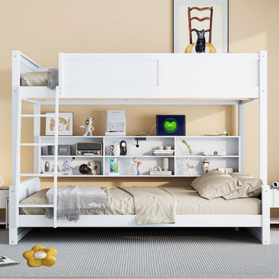 Lit superposé double au-dessus de grand lit multifonctionnel en bois avec tablettes ouvertes et ports USB