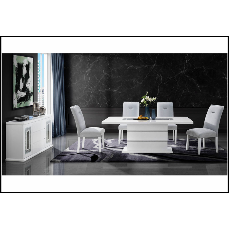 Table de salle à manger Ariya blanche au design épuré et compacte pour les espaces modernes, facile à nettoyer et durable.