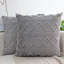 (Couvertures avec insertions) Ensemble de 2 coussins décoratifs à motif géométrique surélevé avec insertions de taille 18 po x 18 po gris