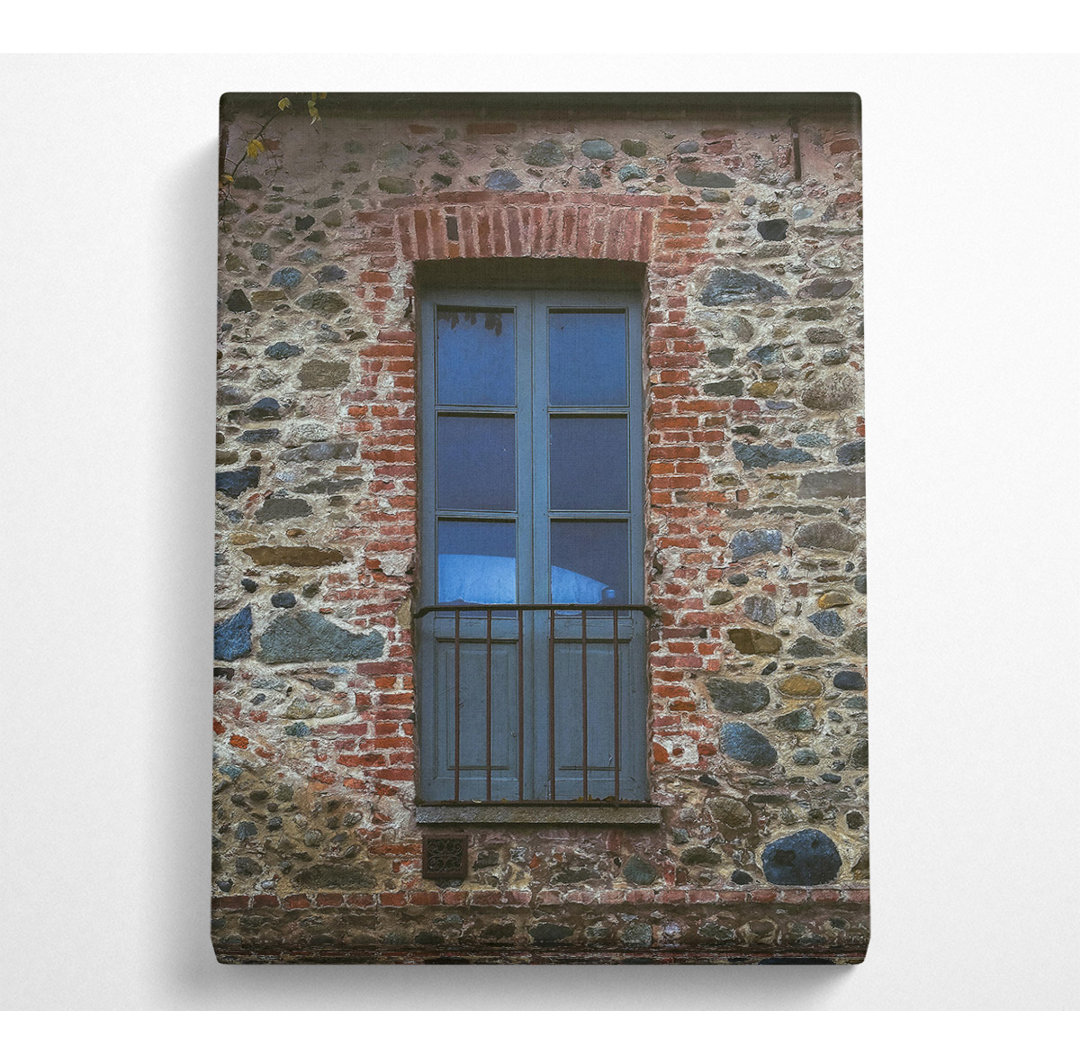 Blaues Fenster in Steinmauer