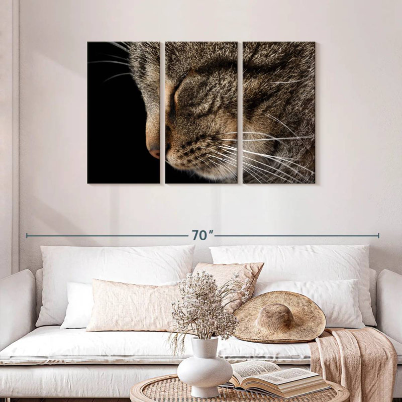 Chat tigré endormi, H 28 po x l 45 po