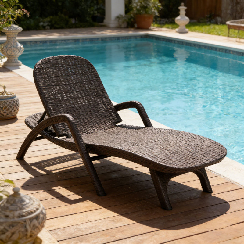 CHAISE LOUNGE
