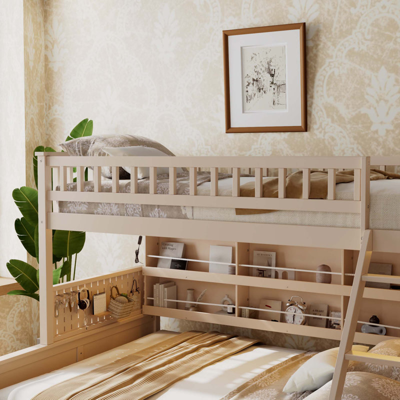 Lit superposé simple au-dessus de grand lit simple avec tablettes intégrées, lumières à changement de couleur et panneau perforé, beige