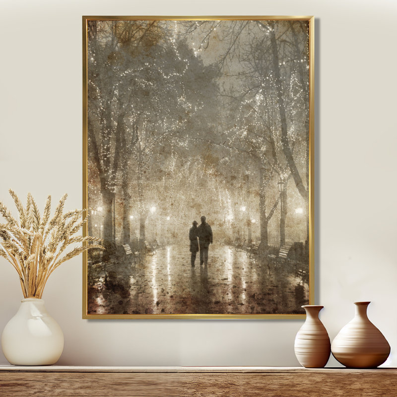 « Couple Walking in Night Lights » - Couple romantique marchant à Paris, impression d'art mural, H 20 po x l 12 po, Or