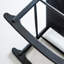 Chaise berçante noire en bois massif