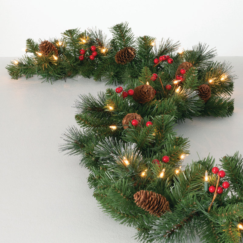 Guirlande de Noël artificielle à DEL 9 pi avec pommes de pin et baies, vert
