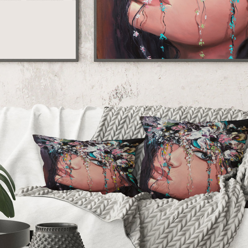 Portrait d'une jeune femme avec housse de coussin rectangulaire et insert II