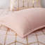 Édredon contemporain de couleur rosée avec coussins de feuilles métalliques et décorations décoratives dorées-118640888-118640890