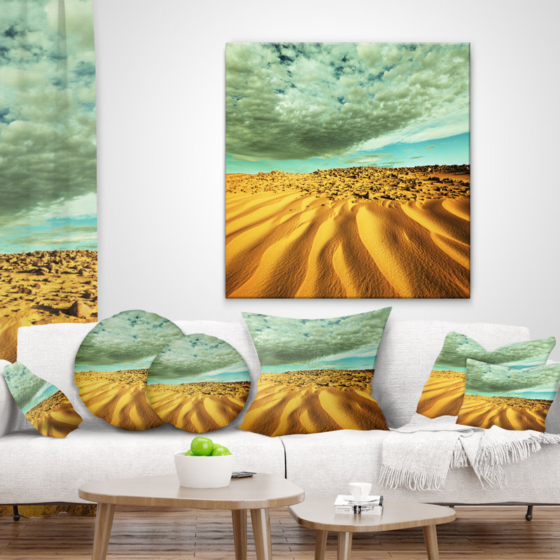 Coussin Dramatic Sky Above Sand Desert, 16 po x 16 po, Carré
