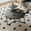 Table basse moderne en faux marbre avec deux tablettes et base d'inspiration trépied