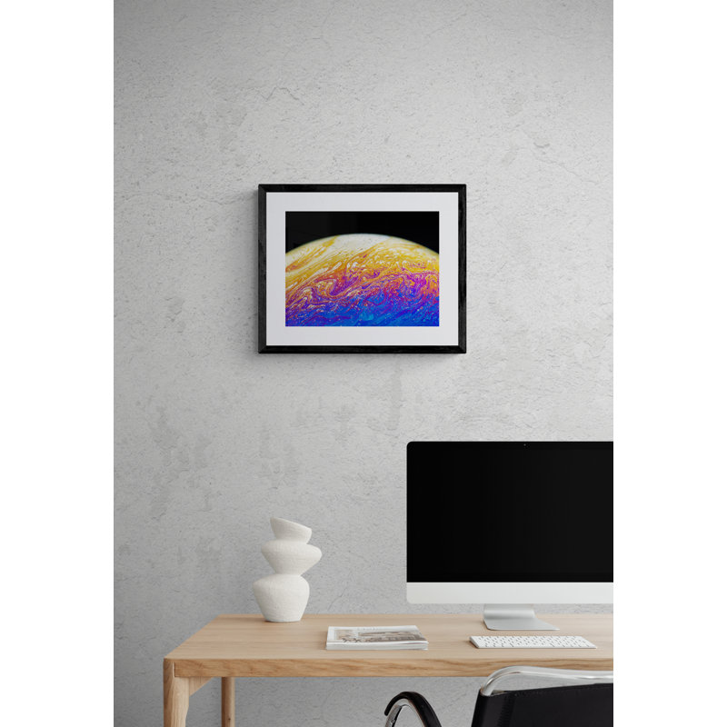 Bulle de savon en gros plan par Philippe Moisoux, Papier avec cadre noir, H 16 po x l 20 po