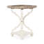 Magnifique table d'appoint de style campagne française, avec un matériau à la finition vieillie captivante et un plateau à bords carrés.