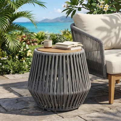 Table d'appoint en bois d'acacia avec piètement en corde grise, finition teck naturel, style bord de mer moderne, idéale pour terrasse, jardin, balcon et intérieur.