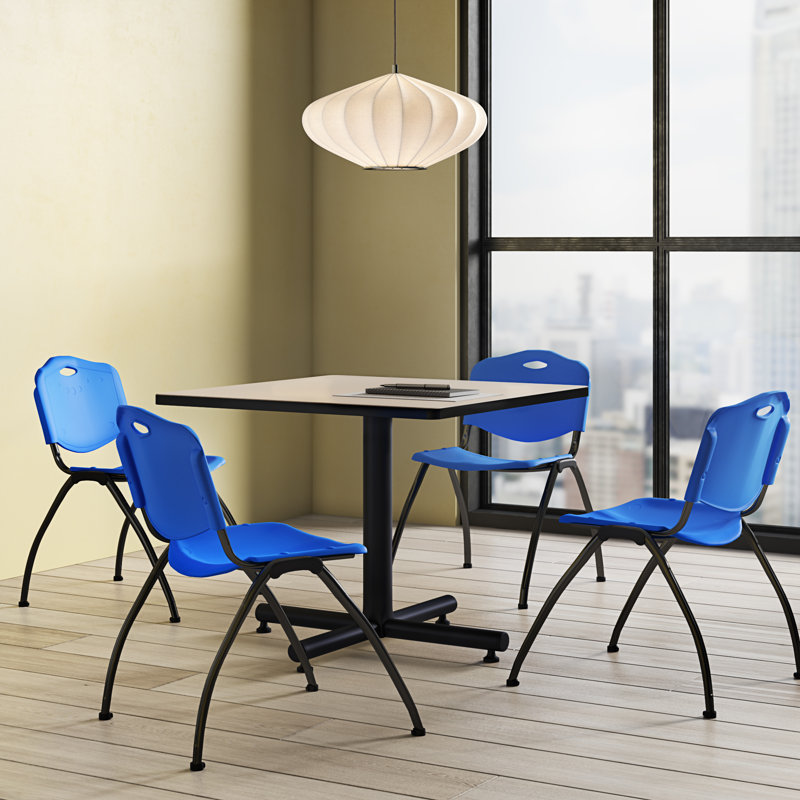 Table de salle de repos carrée Nicklo, chaises empilables 4 M, Cerisier, Bleu