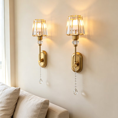 Lot de 2 appliques murales en laiton doré avec abat-jour en cristal et chaînette décorative, pour l'intérieur.