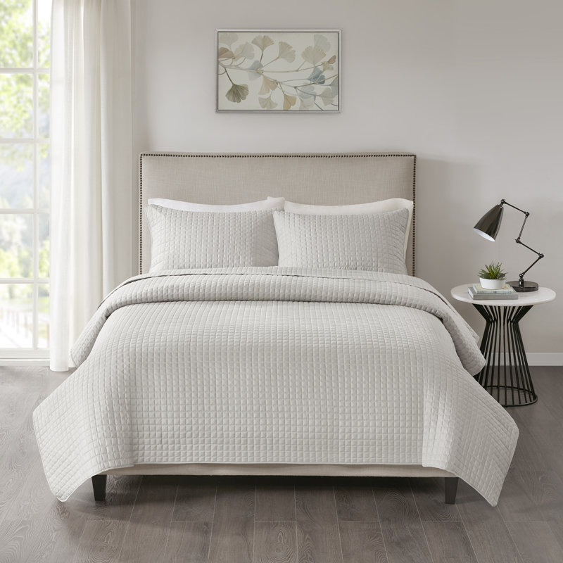 White King Reversible Microfiber Quilt Set