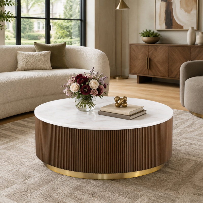 Table basse ronde de 35 po, table basse tambour en marbre véritable avec base en bois d'ingénierie cannelée et garniture en acier inoxydable de ton doré, table de salon contemporaine