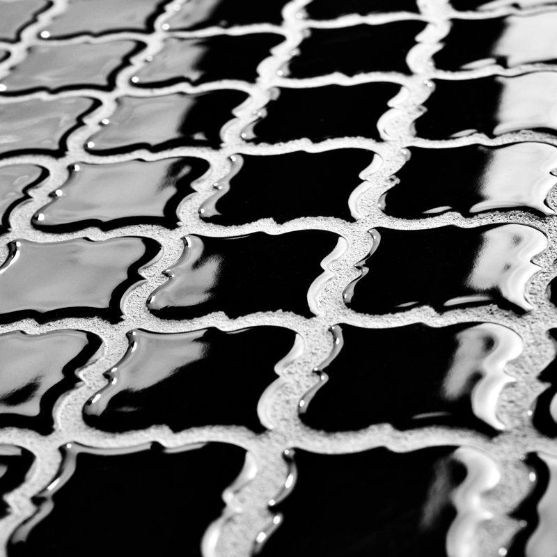 Carreau de mosaïque en porcelaine à motif mosaïque arabesque de 3 3/8 po x 12 3/8 po Hudson Tangier, Noir lustré