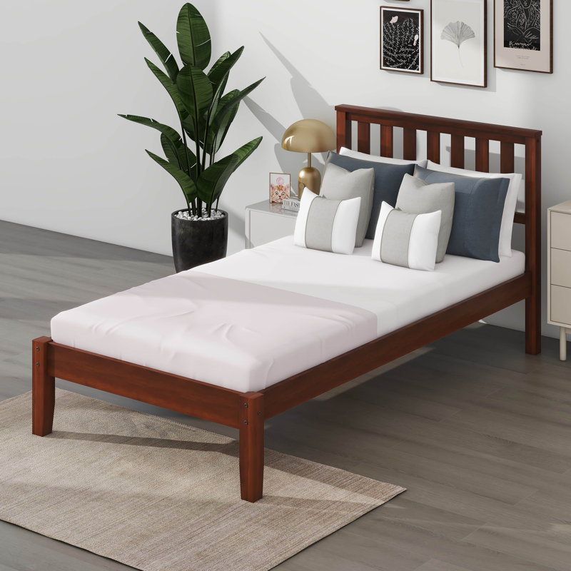 Lit plateforme simple en bois avec tête de lit / support en lattes de bois