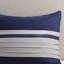 Édredon bleu très grand. 7 pièces en faux suède. Rembourrage. Conception douce au toucher. Broderie sur coussins. Comprend un édredon, des taies décoratives, 3 coussins et une jupe de lit. Lavable à la machine. Fer à vapeur pour une sensation agréable.-120944690-120944693